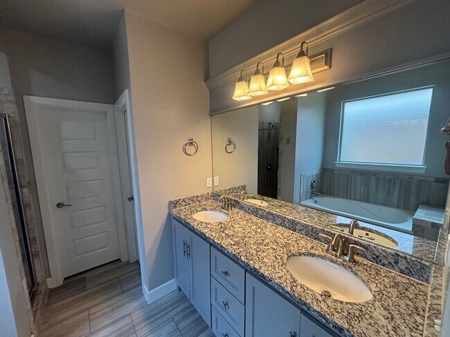 Building Photo - Beautiful 4 bed, 2 bath WITH an Office and STORM SHELTER