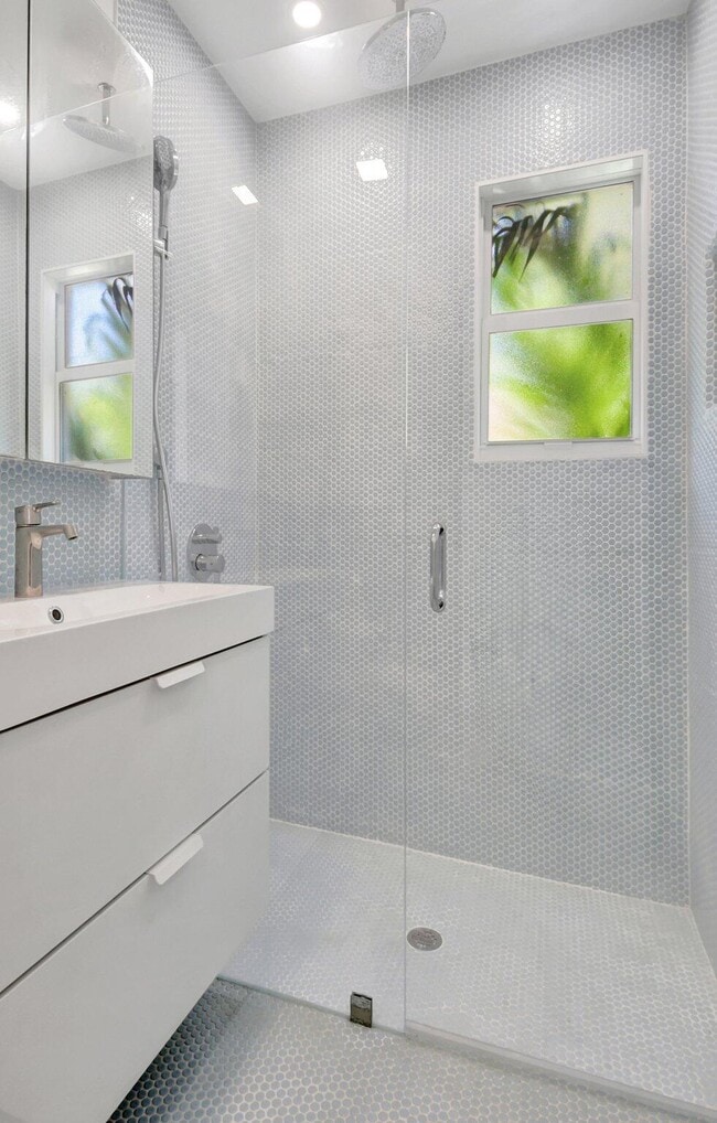 Building Photo - 220 S L St