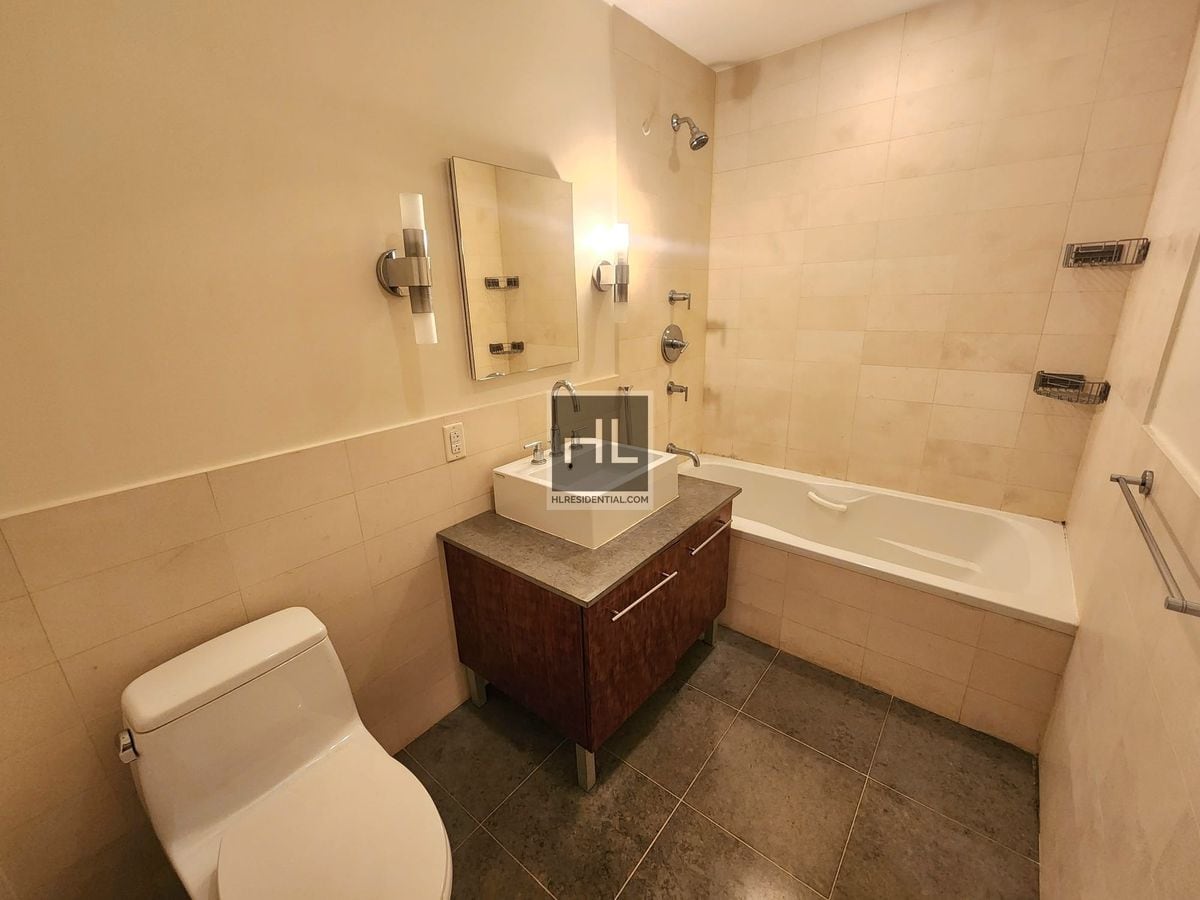 Building Photo - 2BR 2BA w/ Curvy Balcony, In-Unit Laundry, Gym, Roof Deck In Boutique Low-Rise Doorman Building