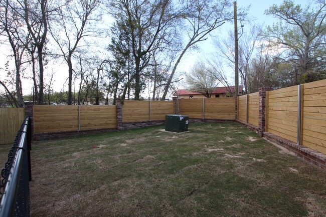 Building Photo - Stunning 2 Bed 2.5 Bath 1 Car Garage Townhome in Tyler!