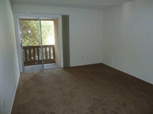 Building Photo - 1 Bed - 1 Bath Single Story Condo at Lake ...