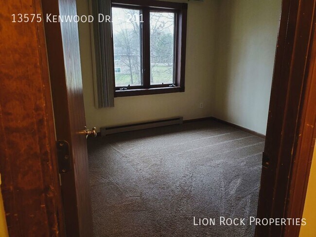 Building Photo - 13575 Kenwood Dr N