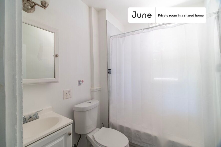 Building Photo - Room in Shared 5 bed/2 bath home in Dorchester Center