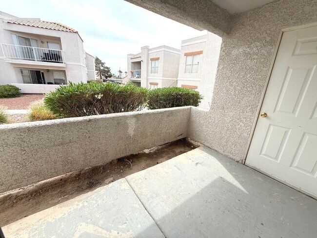 Building Photo - SPACIOUS 3BED/2BATH CONDO ON THE FIRST FLOOR!