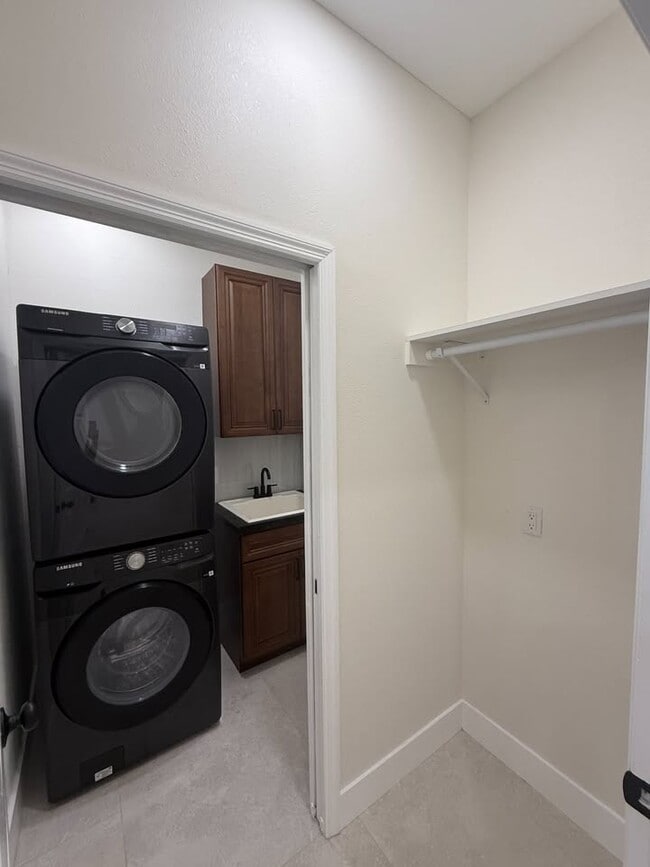 Building Photo - 1550 Center Rd