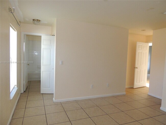 Building Photo - 2225 Laura Ln