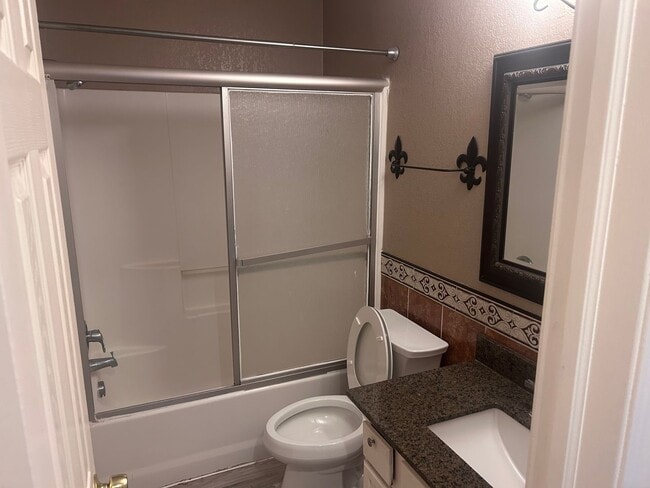 Building Photo - Spacious 4 Bedroom 2 Bathroom House