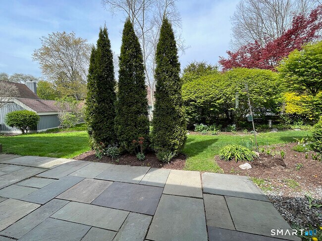Building Photo - 445 Heritage Vlg