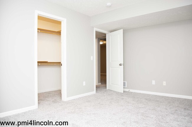 Building Photo - 9800 S 72 St – 5 beds/3 baths/ 3-stall