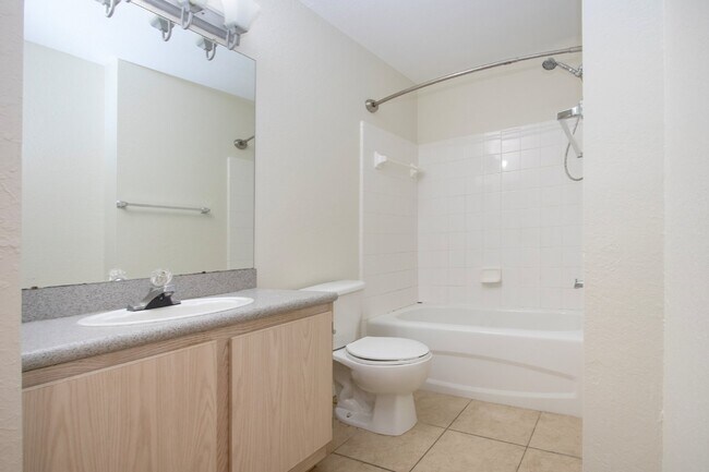 Building Photo - 2 Bedroom Condo W/ Garage in Lakewood Ranch