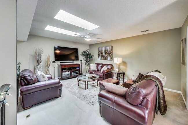 Building Photo - Beautifully updated and maintained 2 level condo home!