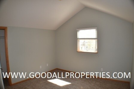 Building Photo - 3 Bedroom, 2 1/2 Bath Townhome in Urbandale