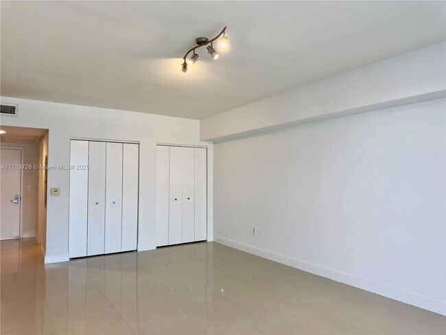 Building Photo - 475 Brickell Ave