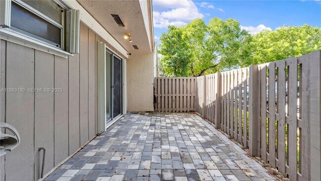 Building Photo - 570 Woodgate Cir