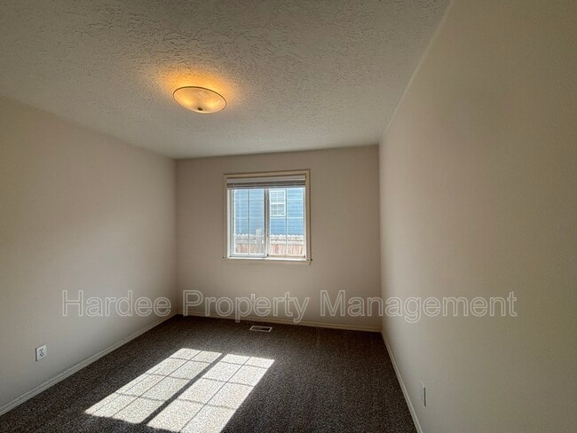 Building Photo - 688 S Gamay Ln