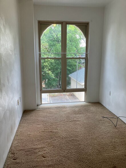 Building Photo - 5819 Bartlett St