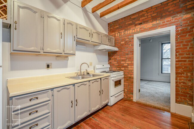 Building Photo - 336 W 1st Ave