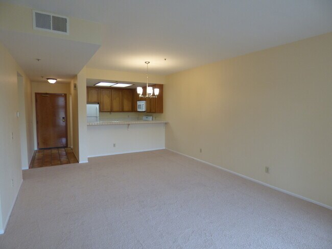 Building Photo - Spacious 2 Bedroom 2 Bath Condo in Bankers...