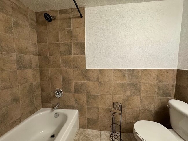 Building Photo - Bright & Spacious 2 Bedroom Condo with Vaulted Ceilings in Phoenix