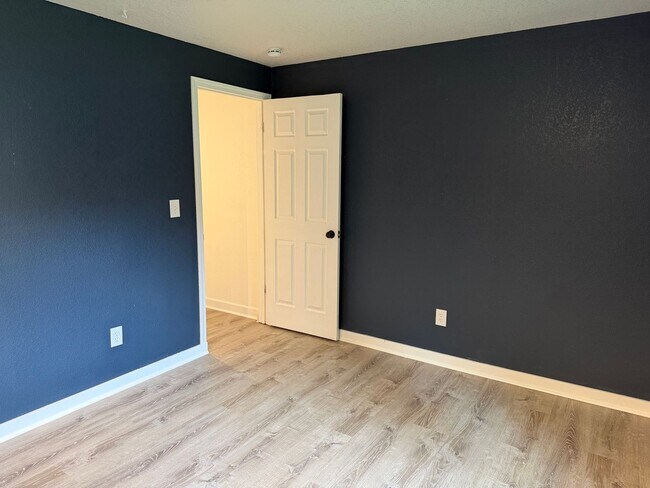 Building Photo - Lovely Single Level Rambler with Custom Finishes and Pet Friendly!