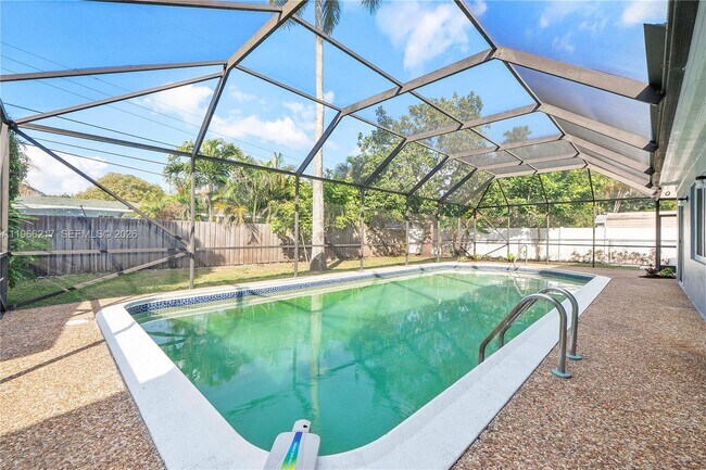 Building Photo - 4725 NW 5th Ct