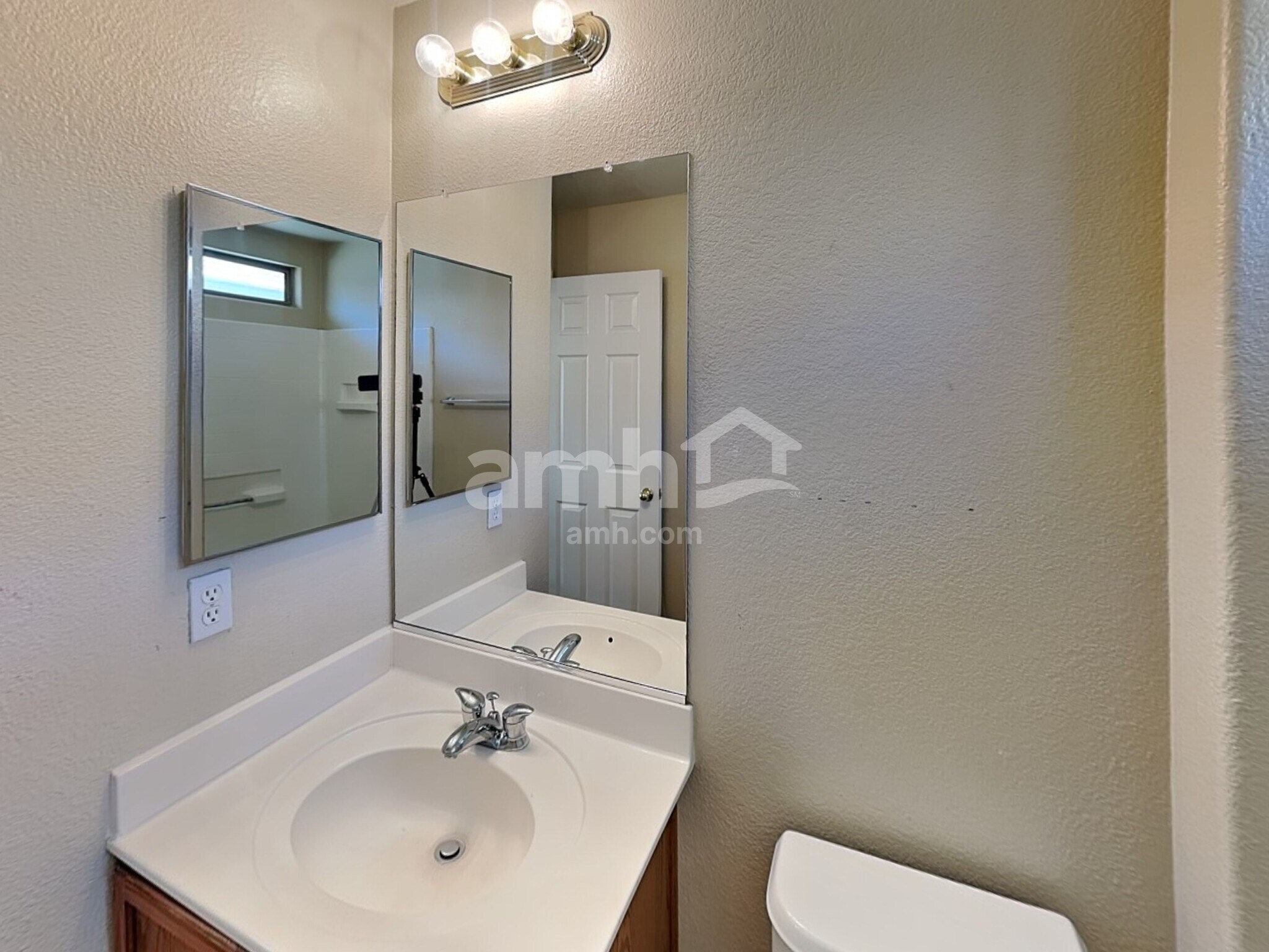 Building Photo - 6327 Hamilton Grove Ave