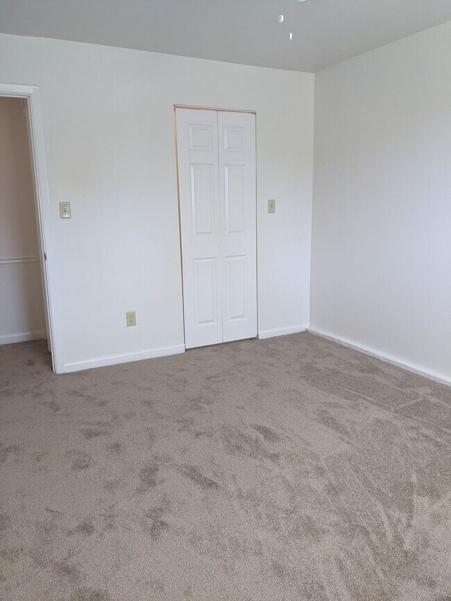 Building Photo - AUGUST RENT SPECIAL