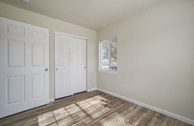Building Photo - Great two bedroom, one bath near airport. AVAILABLE BEGINNING 6/17/26