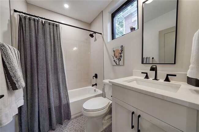 Building Photo - 829 Barnett St NE