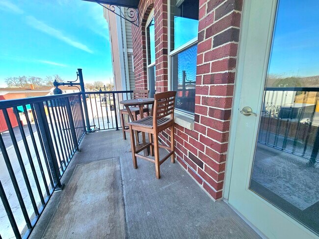 Building Photo - 332 River St