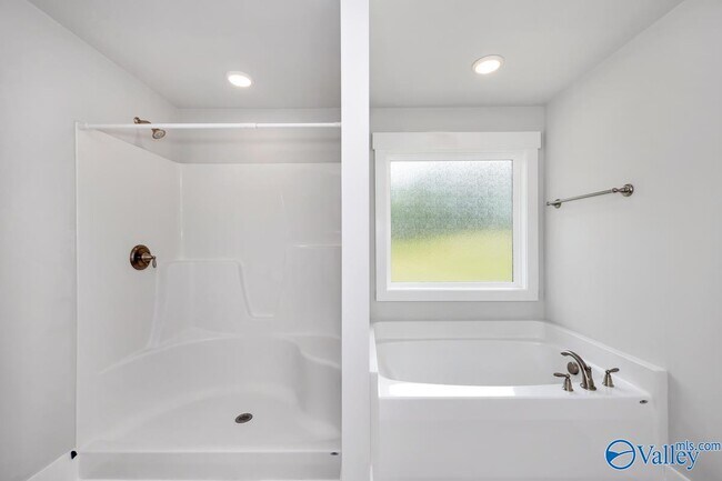 Building Photo - 100 River Springs Ct