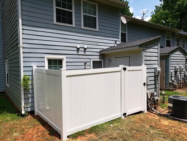 Building Photo - 3908 Briarhill Dr