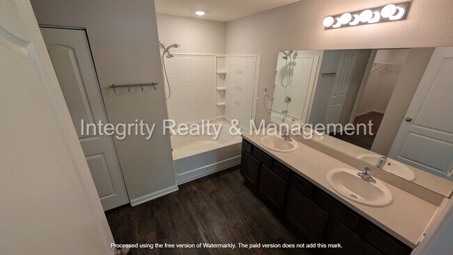 Building Photo - Spacious 4-bedroom, 2-bathroom home