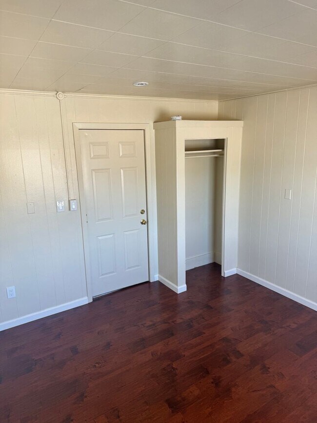 Building Photo - 1715 Park St