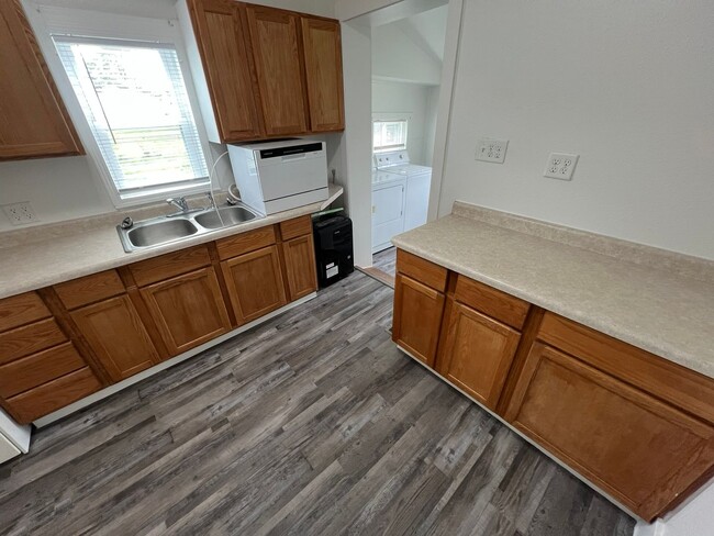 Building Photo - 2 bedroom house with fenced in back yard i...