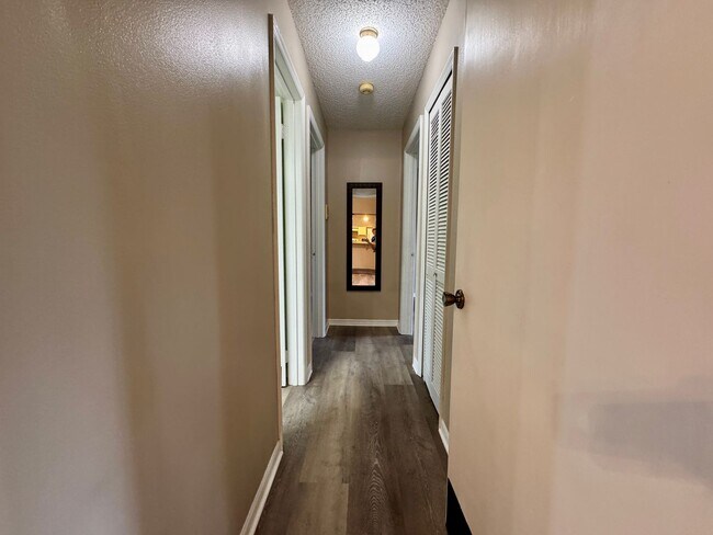 Building Photo - Fantastic 3/2 Sorrento Home with HOA!
