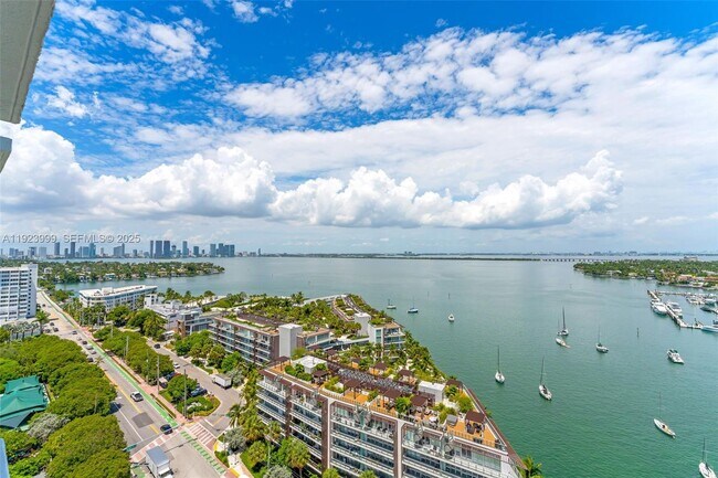 Building Photo - 10 Venetian Way