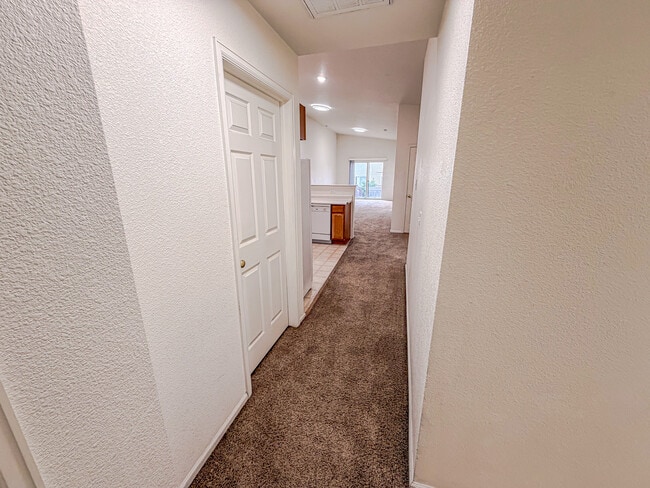 Building Photo - 313 Hunters Way