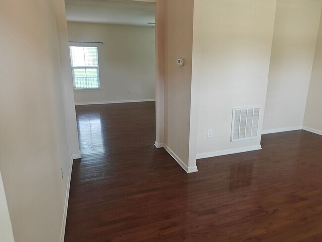 Building Photo - Large 4 bedroom home with recreational roo...