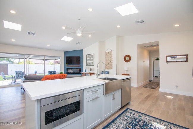 Building Photo - 4335 E Clarendon Ave