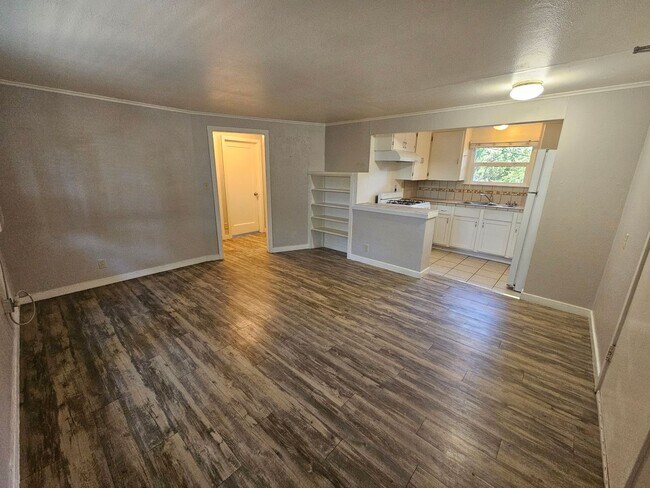 Primary Photo - 2 Bedroom 1 Bath Upstairs Apartment in Chico!