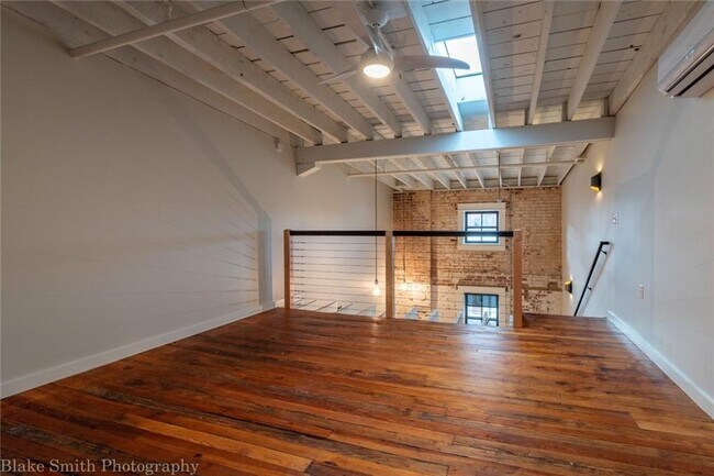Building Photo - 101 E Walnut St