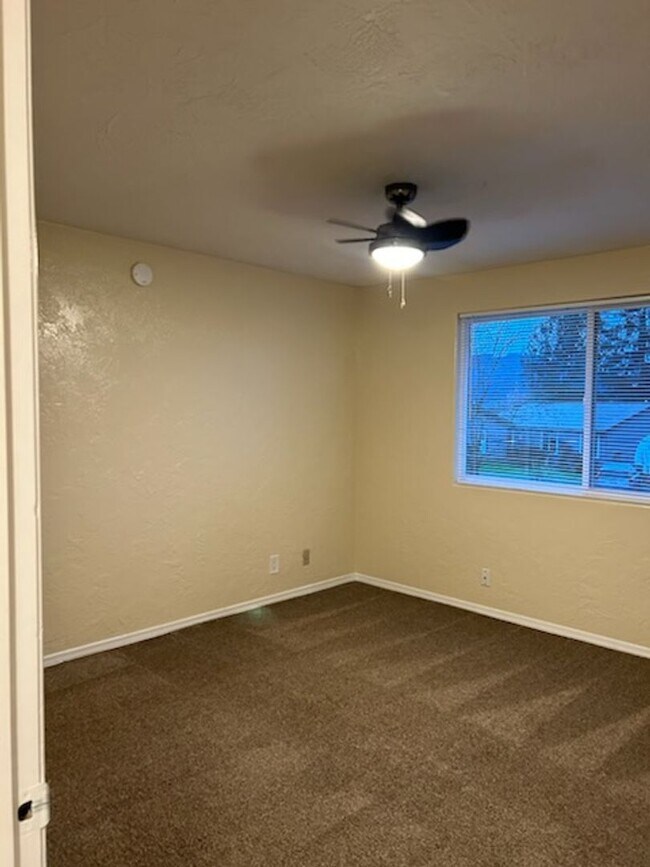 Building Photo - 2bed 1.5 bath Duplex