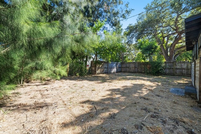 Building Photo - Large 4 bed/1.5 bath House & Section 8 Accepted , Drive by & Apply for just $25** Move in by Nove...