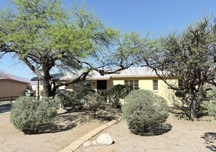 Building Photo - 3 Bed/2 Bath home with backyard and swimming pool!
