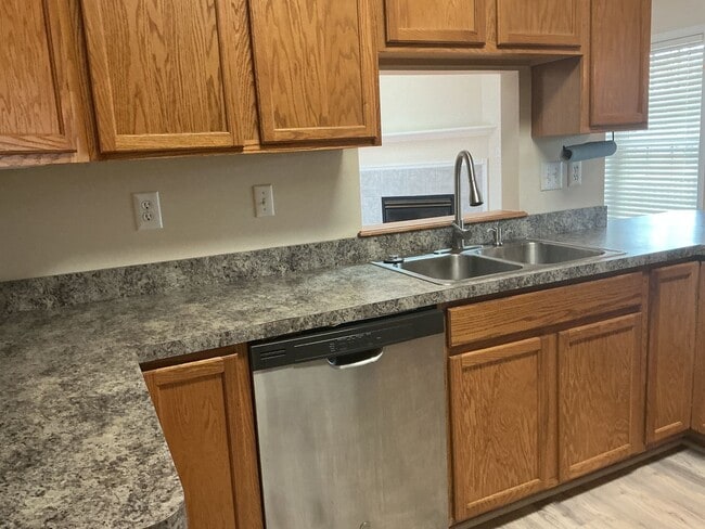 Building Photo - Welcome home!  Sought after Lake of the Woods!