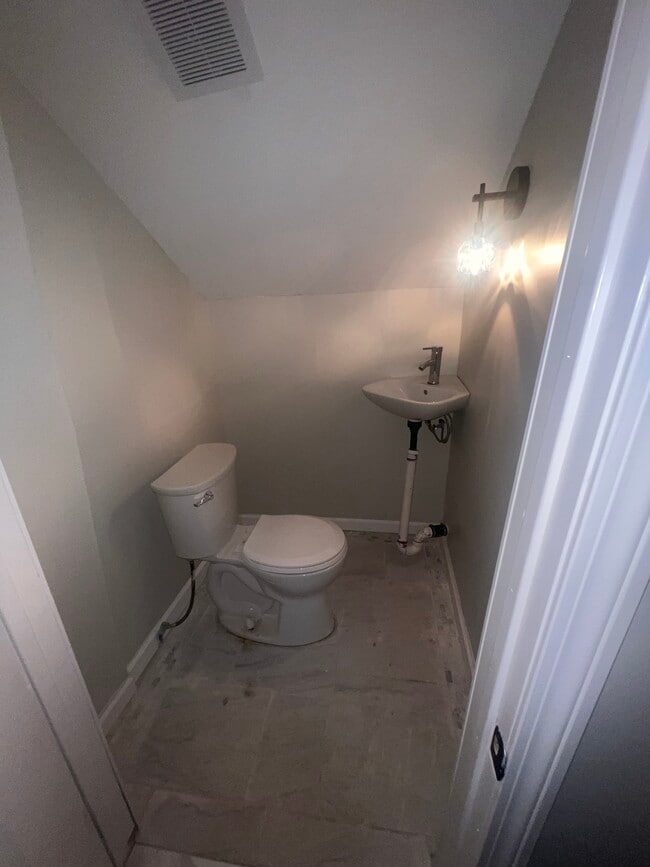 Building Photo - 121 Pond Lily Ave