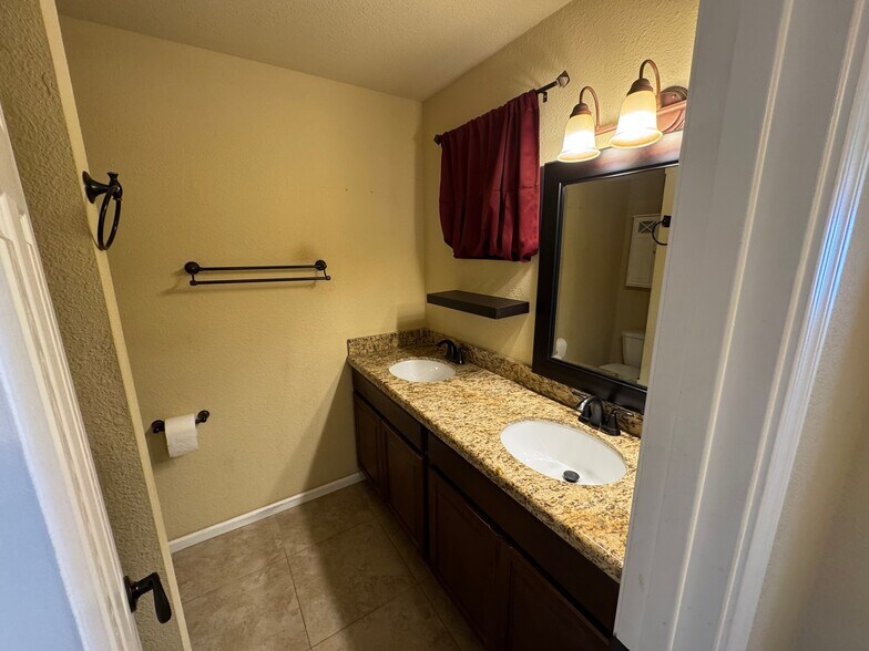 Building Photo - 2058 E Fremont Dr