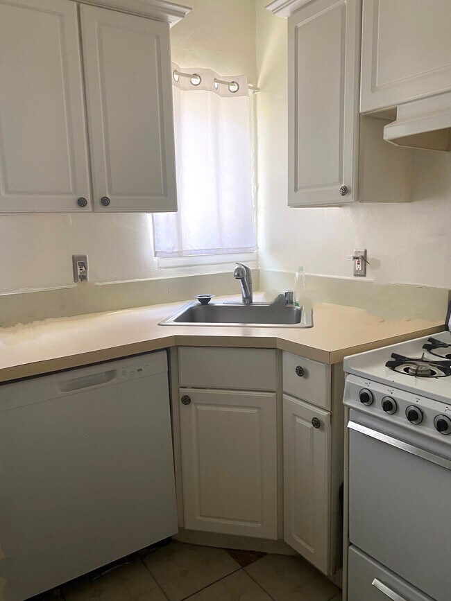 Building Photo - 10625 Kinnard Ave