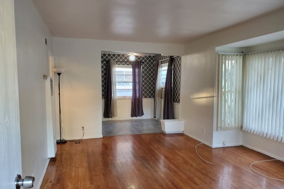 Building Photo - 14122 Delano St